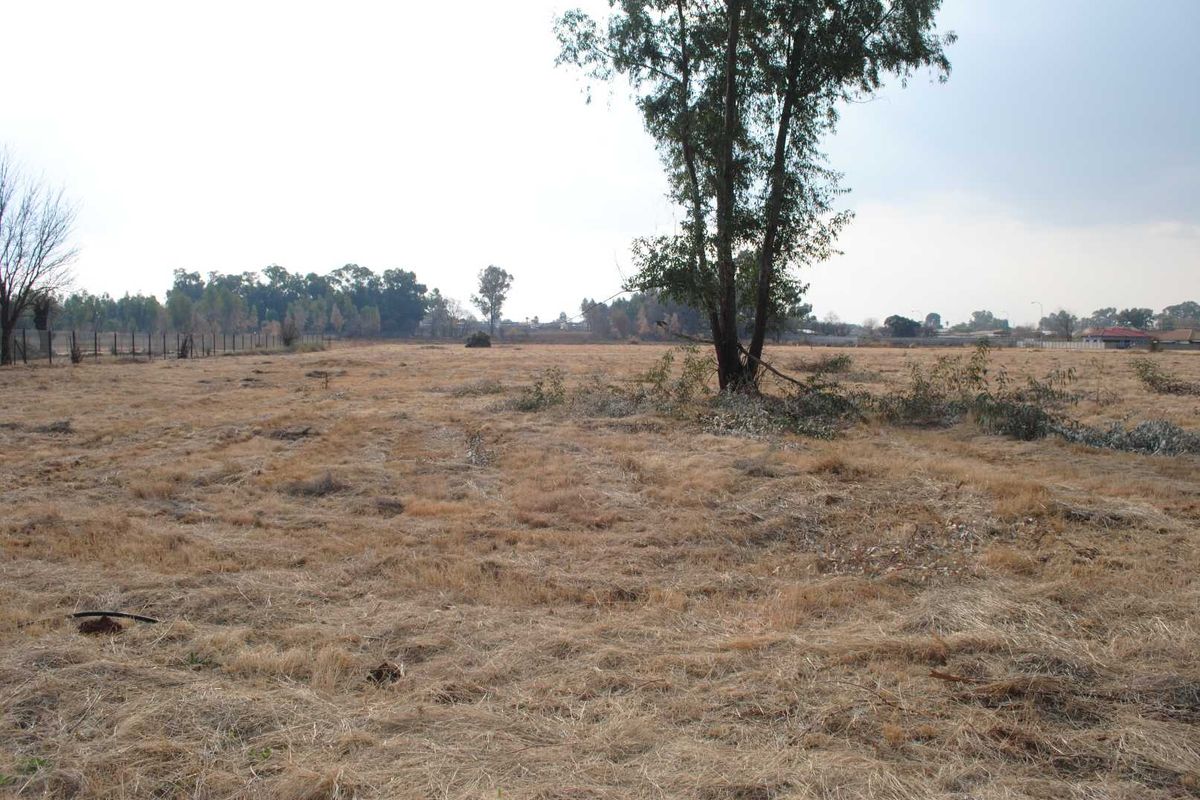 Lovely, Prime Vacant stand for sectional title development - Photo 2