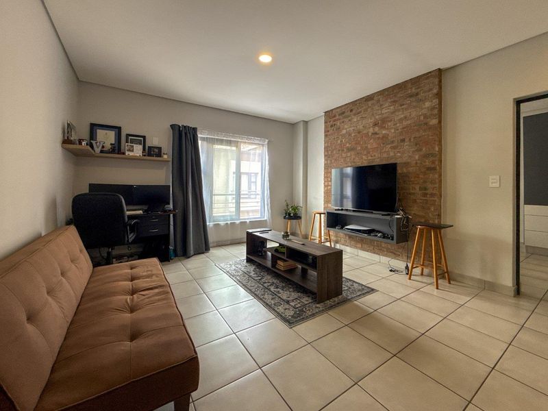 Modern City Gem | Perfect Starter, Stylish Living, Prime Location - Photo 4