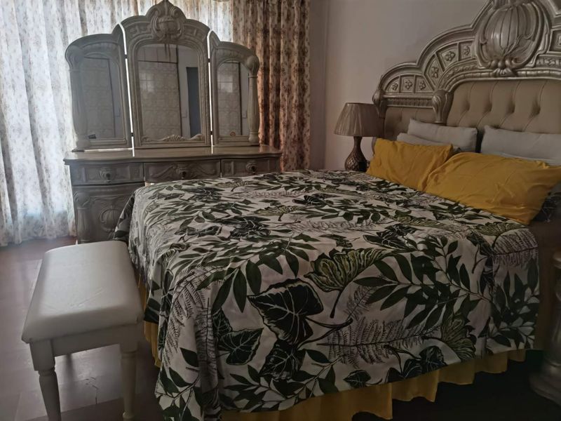 Large family home in Hospital view - Photo 9