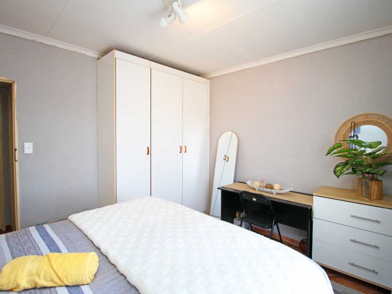 Neat 2-Bedroom Apartment in Complex - Photo 6