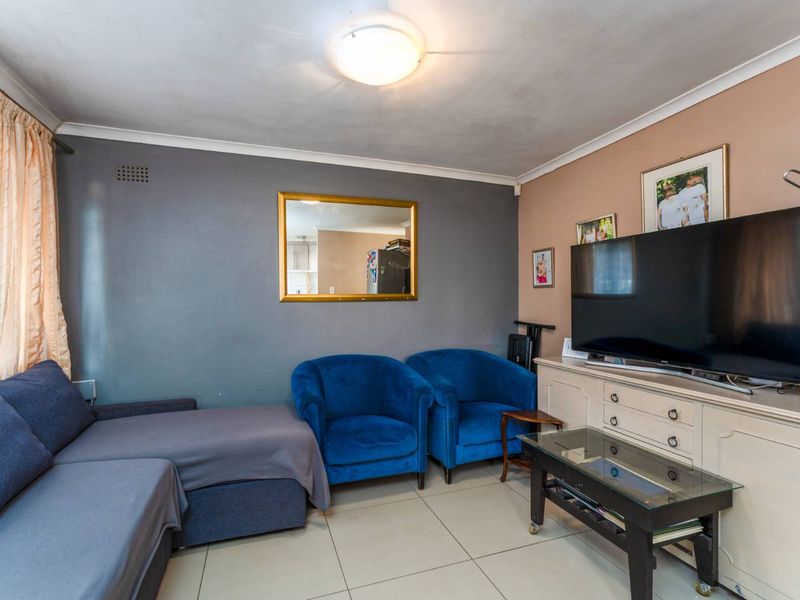 Charming 2 Bedroom Home with Pool in Southfield - Photo 6