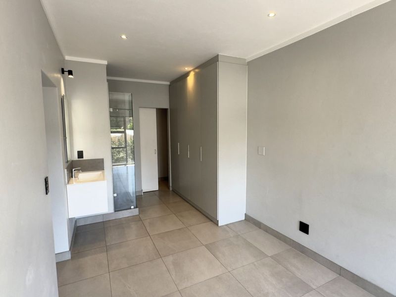 Luxurious 3-Bedroom Apartment for Sale in Waterkloof on Main - Photo 5