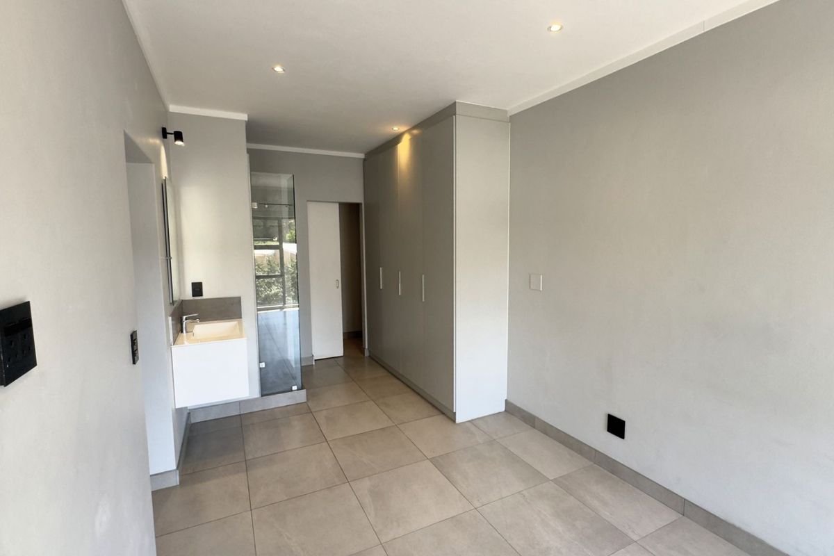 Luxurious 3-Bedroom Apartment for Sale in Waterkloof on Main - Photo 5