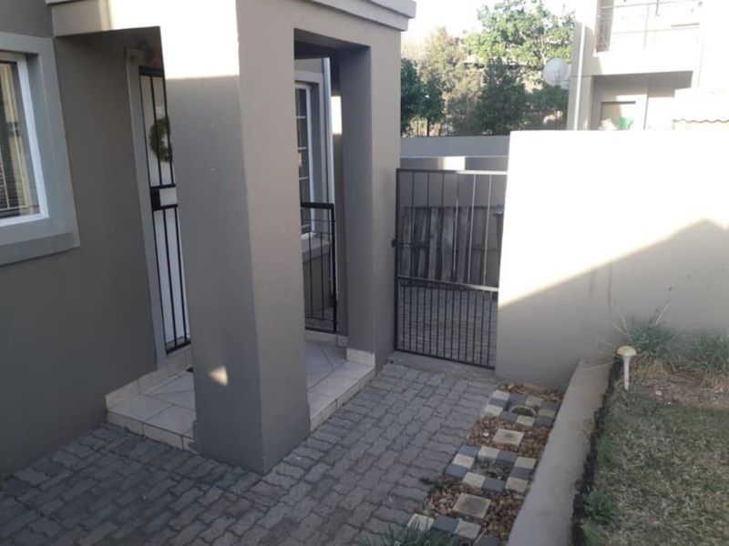 2 Bedroom Duplex Apartment to rent!! - Photo 4