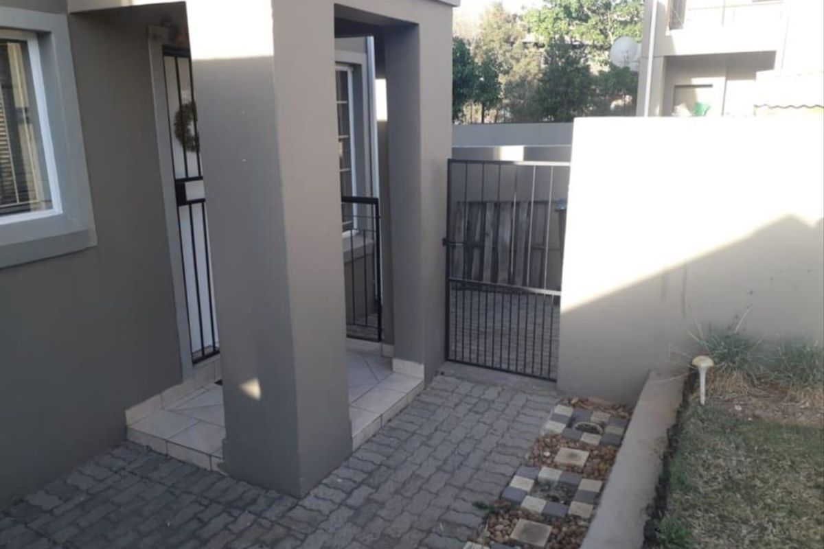 2 Bedroom Duplex Apartment to rent!! - Photo 4