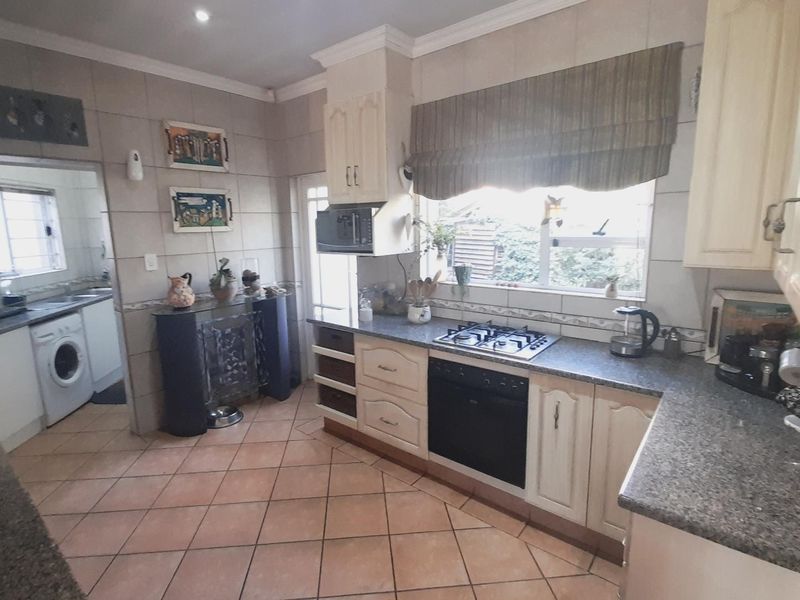 . "Your Dream Home: Balcony, Pool, Garden & Spacious Interiors" - Photo 9