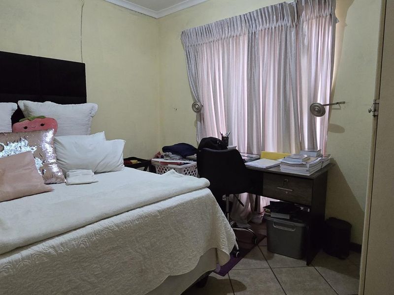 Spacious 2 Bedroom Apartment for Sale in Mooikloof Ridge - Photo 5