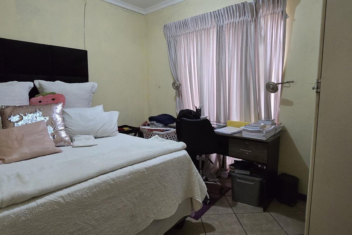 Spacious 2 Bedroom Apartment for Sale in Mooikloof Ridge - Photo 5