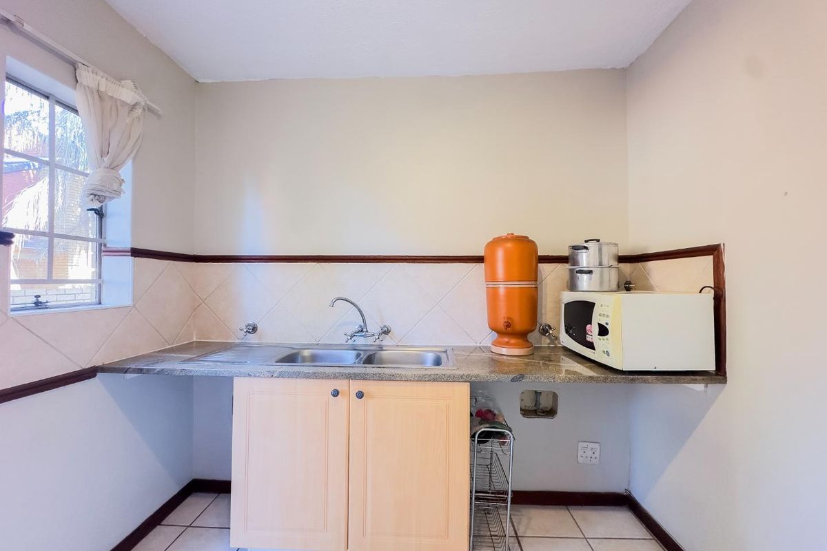 3 Bedroom Duplex with Private Garden - Photo 4
