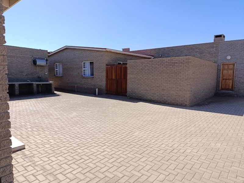 3 BEDROOM WITH 2 BEDROOM FLAT - HENTIESBAY FOR SALE - Photo 6