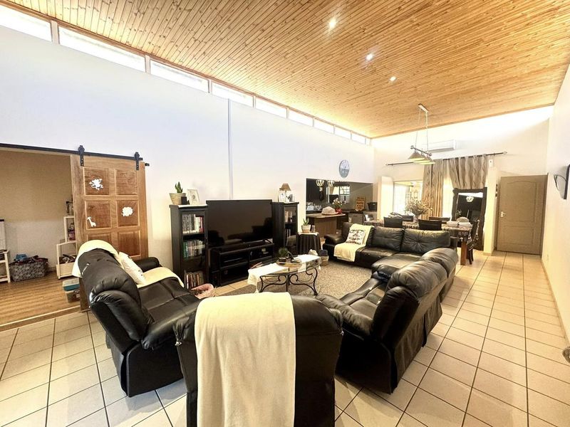 4 Bedroom House For Sale in Elisenheim - Photo 2