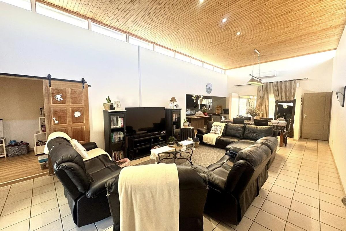 4 Bedroom House For Sale in Elisenheim - Photo 2