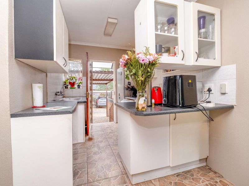 Neat 2-Bedroom Townhouse with Private Garden – Wilgeheuwel - Photo 5