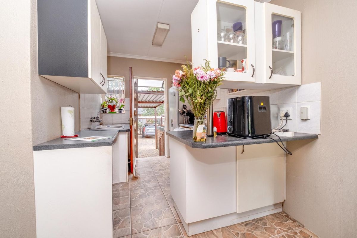 Neat 2-Bedroom Townhouse with Private Garden – Wilgeheuwel - Photo 5