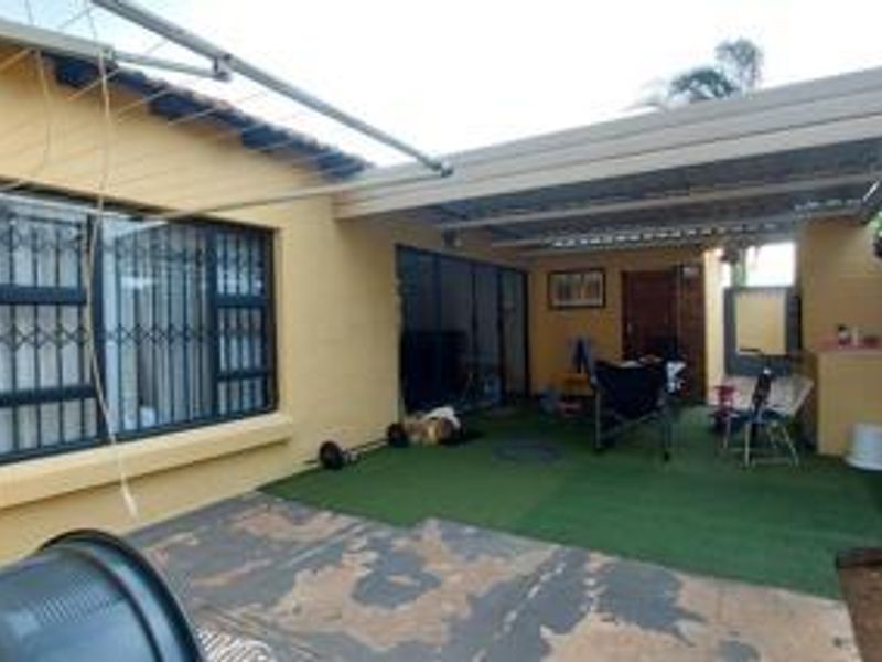 3 Bedroom House for Sale in Doornpoort - Photo 2