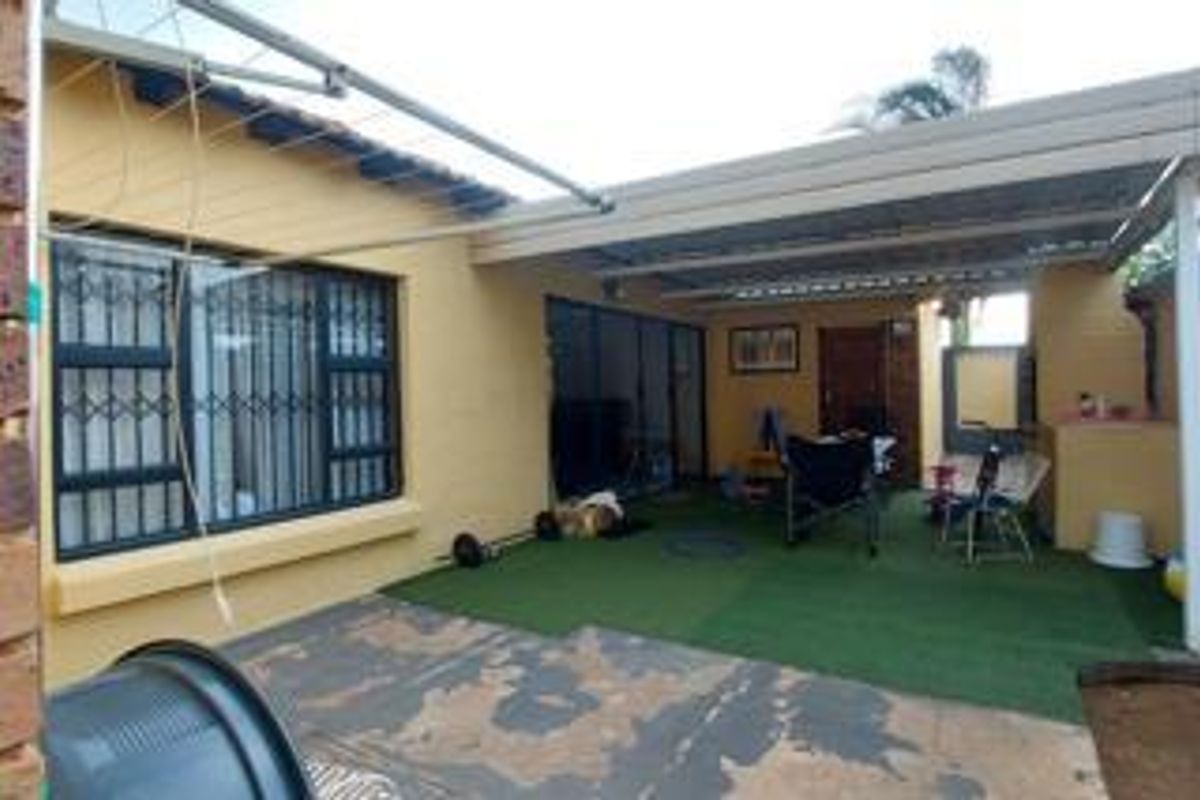 3 Bedroom House for Sale in Doornpoort - Photo 2