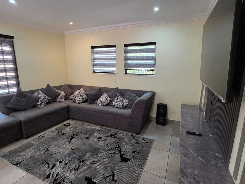 4 Bedroom Family Home in Melodie Hartbeespoort to RENT   R 24 000 - Photo 4