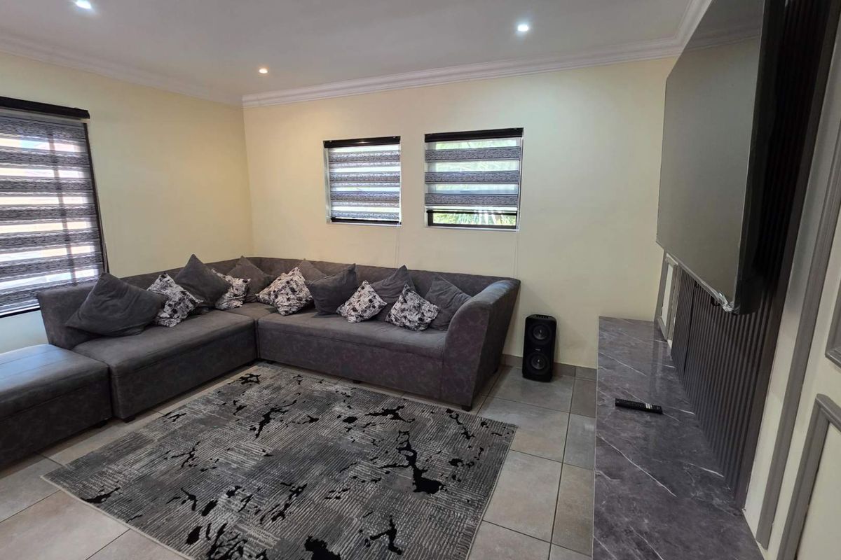 4 Bedroom Family Home in Melodie Hartbeespoort to RENT   R 24 000 - Photo 4