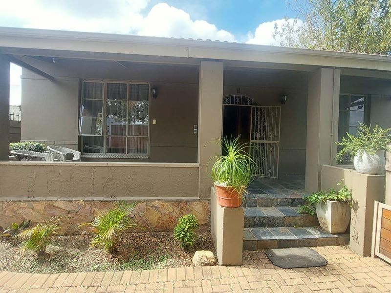 Modern Comfort: Gourmet Kitchen & Enchanting Outdoor Spaces! - Photo 2