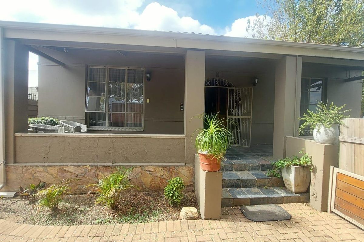 Modern Comfort: Gourmet Kitchen & Enchanting Outdoor Spaces! - Photo 2