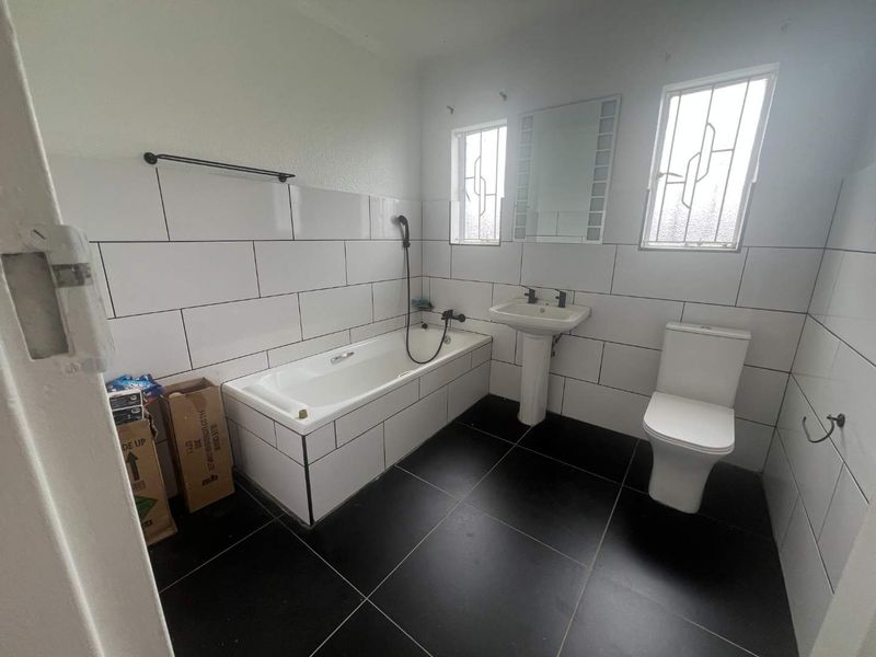 NEWLY REFURBISHED MODERN HOME - Photo 5