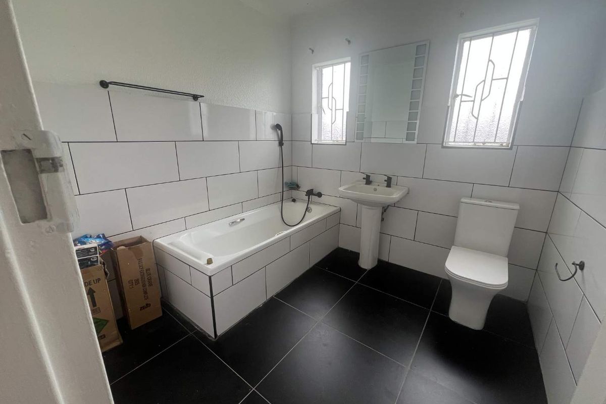 NEWLY REFURBISHED MODERN HOME - Photo 5