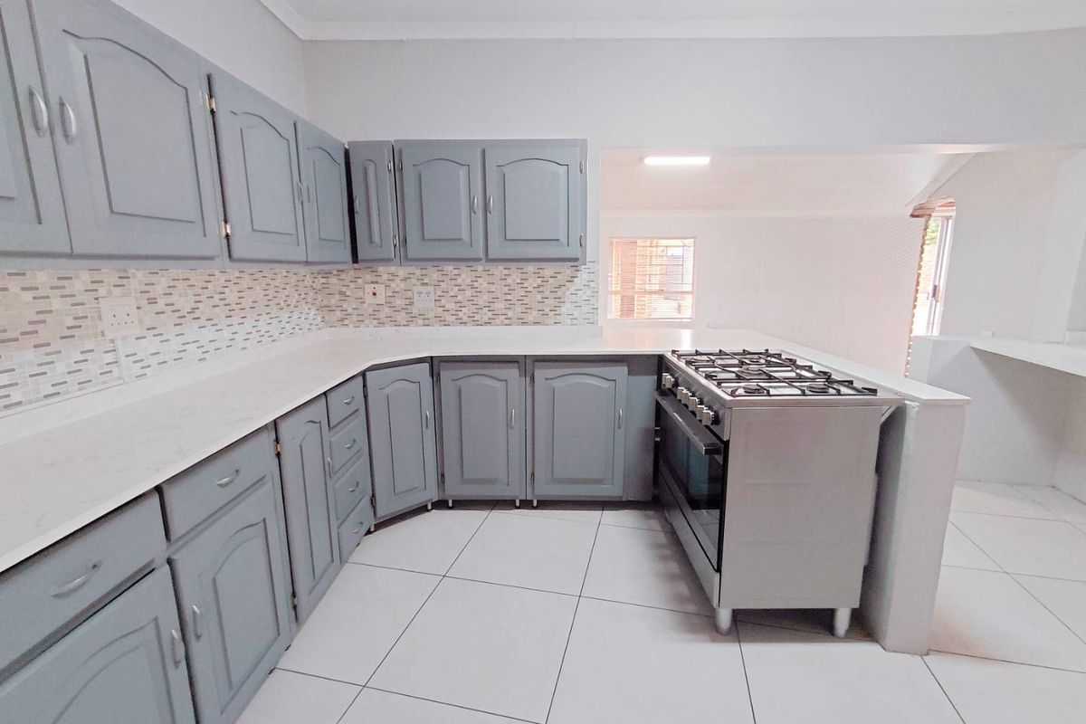 Elegant Living Awaits: Your Dream Home with a Bonus Cottage!" - Photo 5