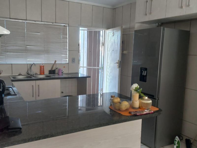 Well Maintained Complex - 2 bedroom ground floor + spacious lounge & enclosed stoop - Photo 2