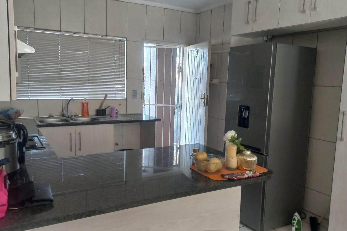 Well Maintained Complex - 2 bedroom ground floor + spacious lounge & enclosed stoop - Photo 2