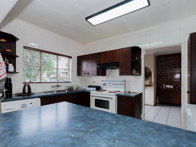 Spacious 6 Bedroom Family Home in a Secure and Sought-After Enclosure in Van Riebeeck Park - Photo 9