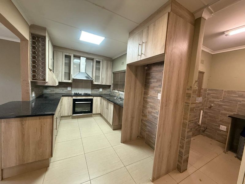 Family Home for Rent – Prime Location Near Helderkruin Laerskool! - Photo 4