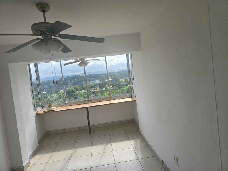 Top-Floor 2 Bedroom Apartment with Scenic Views in Secure Findlain Court - Photo 5