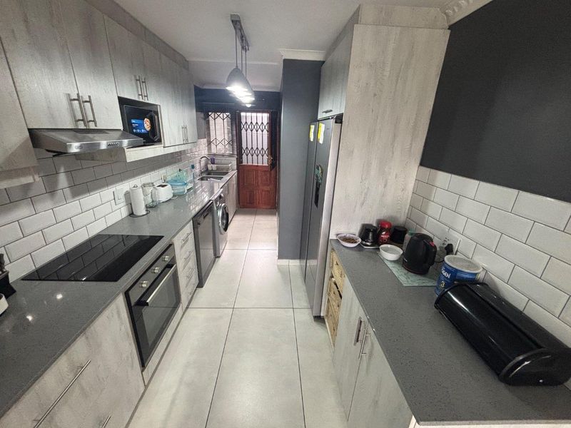 Modern Living | Private Garden | Pet Friendly (Small Dogs) - Photo 3