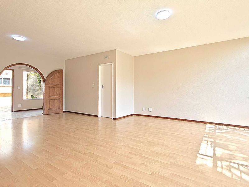 Large Duplex Sandton 4 Bedroom Townhouse with Large Wrap-Around Garden - Photo 4