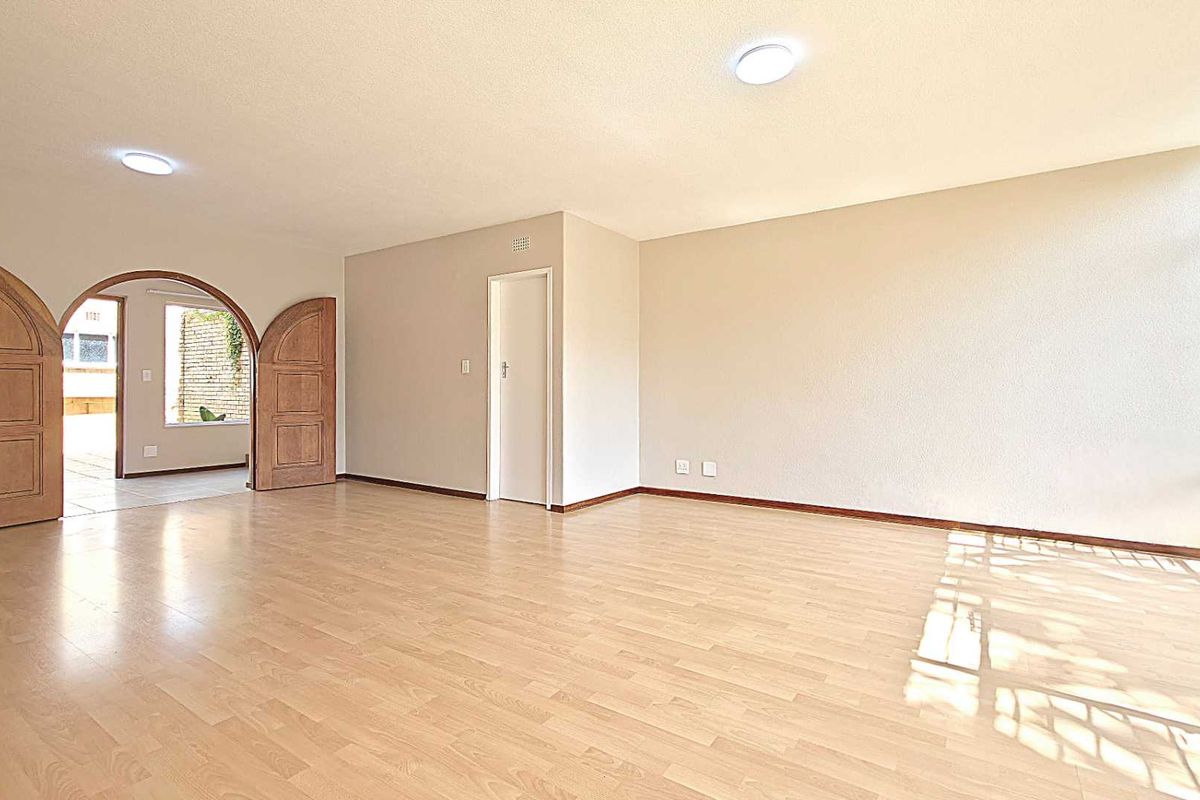 Large Duplex Sandton 4 Bedroom Townhouse with Large Wrap-Around Garden - Photo 4