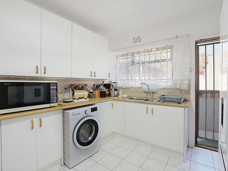 Spacious pet-friendly ground floor apartment with a garden - Photo 10