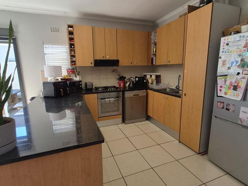 Lovely family townhouse for sale in Plattekloof. - Photo 3