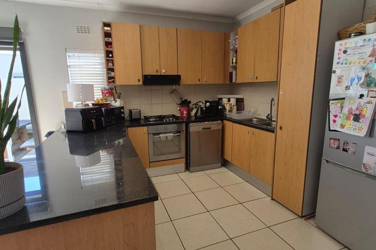 Lovely family townhouse for sale in Plattekloof. - Photo 3