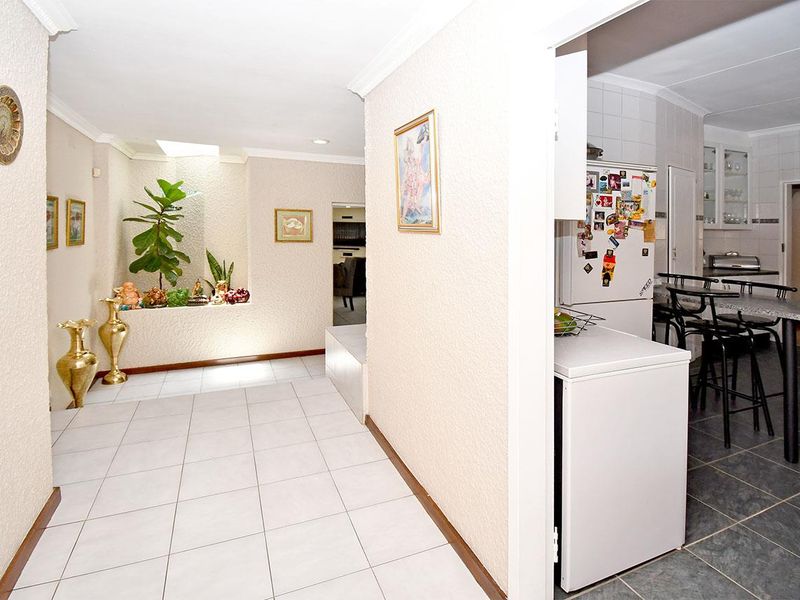 5 BED FAMILY HOME IN BRAMLEY PARK FOR SALE - Photo 5