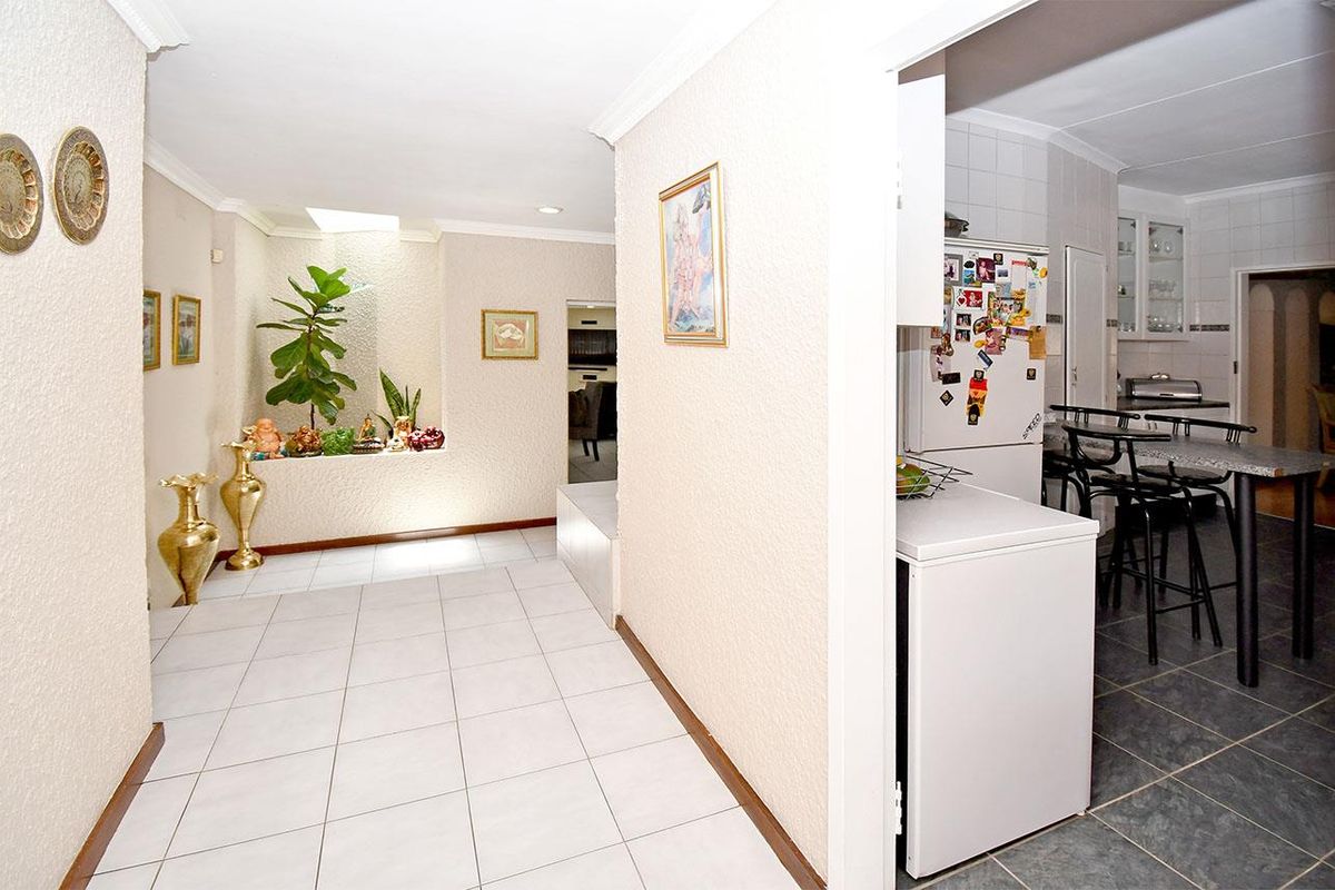 5 BED FAMILY HOME IN BRAMLEY PARK FOR SALE - Photo 5