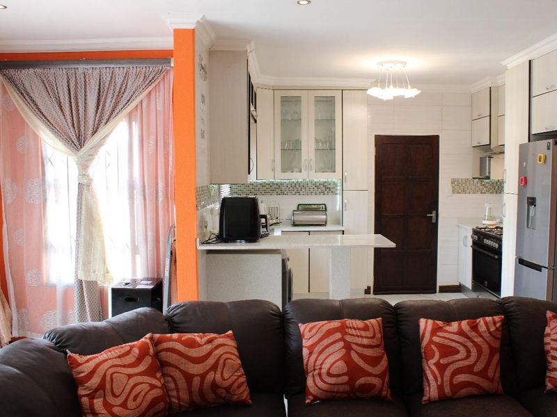 STUNNING FAMILY HOME: ITS A MUST SEE. - Photo 8