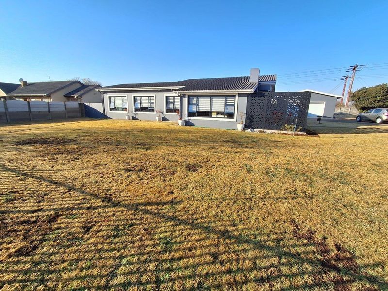 Newly Renovated 4 Bedroom Family Home with Versatile Flatlet - Photo 1