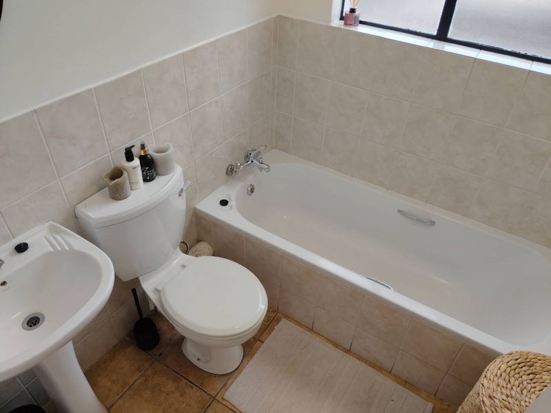 Stylish 2-Bed, 2-Bath Apartment at Northcliff Terrace! - Photo 4