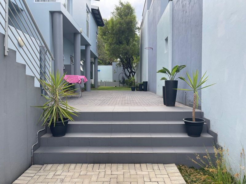 Stunning 4 bedroom and 3 bathroom cluster house in Ferndale - Photo 4