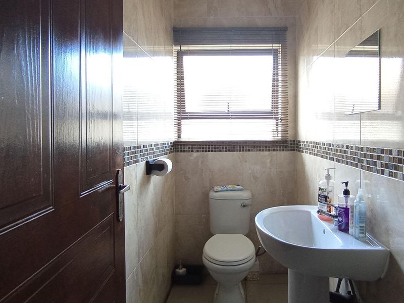 3 BEDROOM HOUSE IN THATCHFIELD - Photo 4