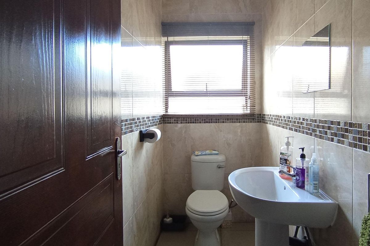 3 BEDROOM HOUSE IN THATCHFIELD - Photo 4