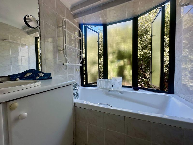 Live On The Water’s Edge: Generous Coastal Living with Endless Sea Views - Photo 6