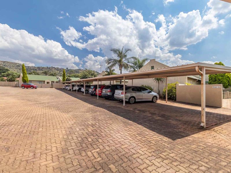 Live the Dream, Perfect Location and very sought after -Modern Family Home in upmarket Little Falls Awaits you. - Photo 7