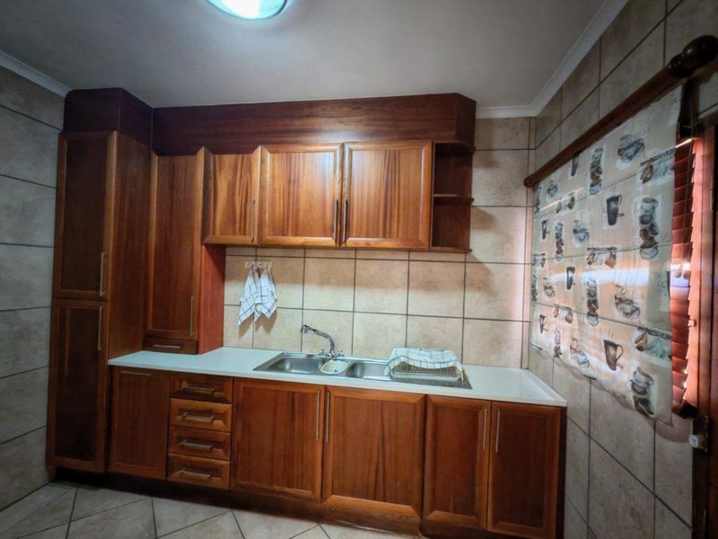 Stunning Home For Sale In Prestigious Estate - Photo 8