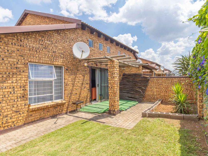 Serenity, Security, and Style in One Perfect Package. Pet-Friendly Oasis with Private Garden Awaits - Photo 4